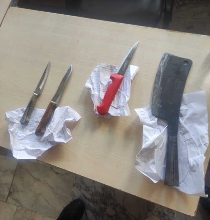 Baba-oğul Hastanede 2 Güvenlikçiyi Darp Etti, Üstlerinden 3 Bıçak Ve 1 Satır Çıktı
