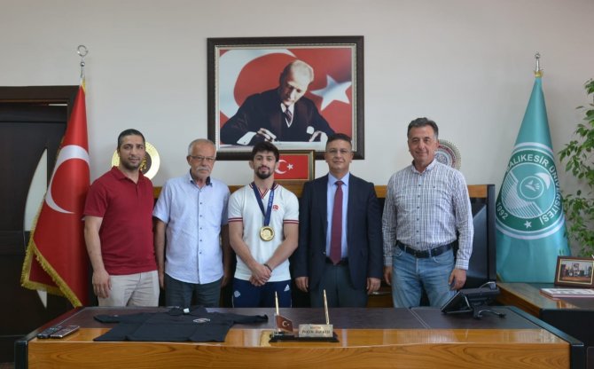 Baün’lü Şampiyon Güreşçiden Rektör Prof. Dr. İ̇lter Kuş’a Ziyaret