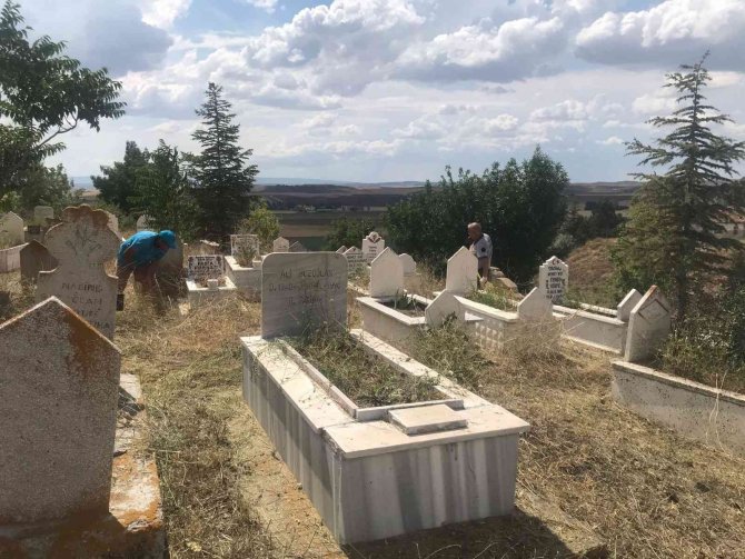 Bayram Öncesi Mezarlıklar Bakıma Alındı