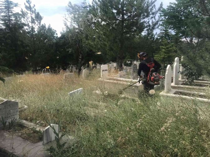 Bayram Öncesi Mezarlıklar Bakıma Alındı