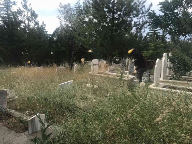 Bayram Öncesi Mezarlıklar Bakıma Alındı