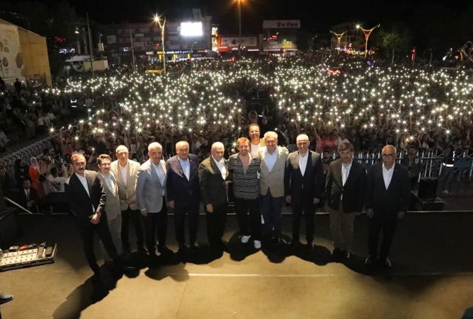Binali Yıldırım, Konserde Seyirciyle Türkü Söyledi