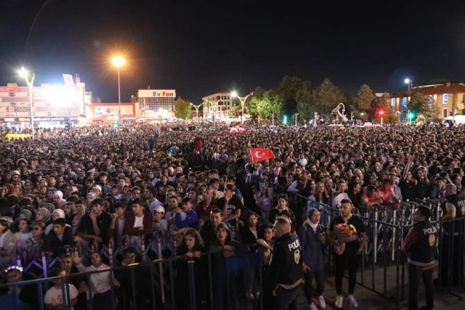 Binali Yıldırım, Konserde Seyirciyle Türkü Söyledi