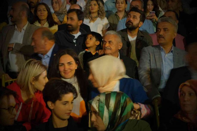 Binali Yıldırım, Konserde Seyirciyle Türkü Söyledi