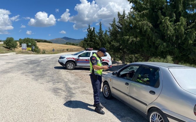 Burdur’da Jandarma Ekiplerinden Trafik Denetimi