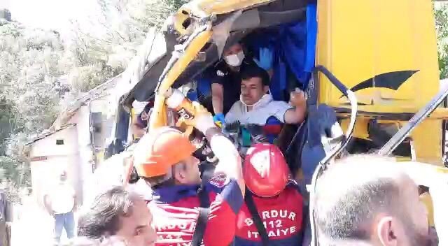 Kamyonet Ve Tırın Karıştığı Kazada Sürücüler Ölümden Döndü
