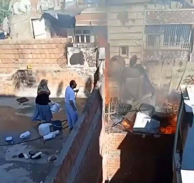 Çatıda Çıkan Yangına Damdan Su Kovalarıyla Müdahale Ettiler