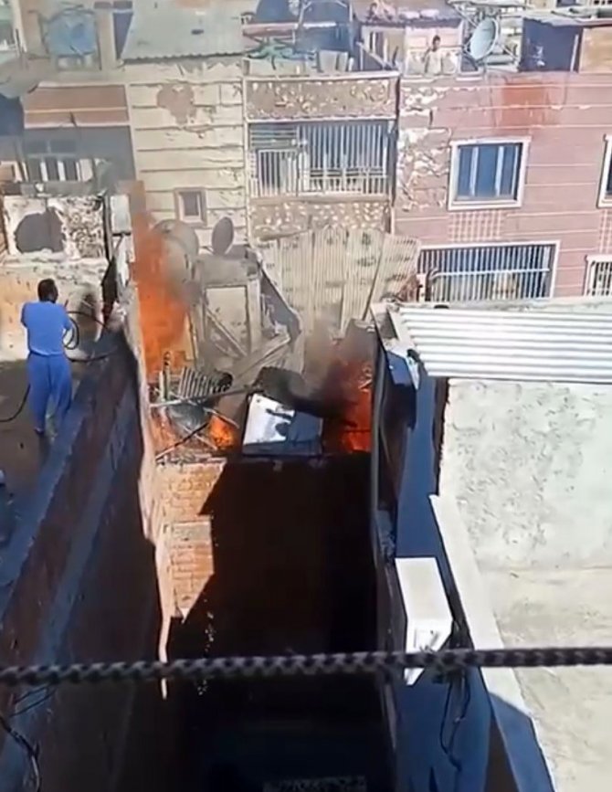 Çatıda Çıkan Yangına Damdan Su Kovalarıyla Müdahale Ettiler