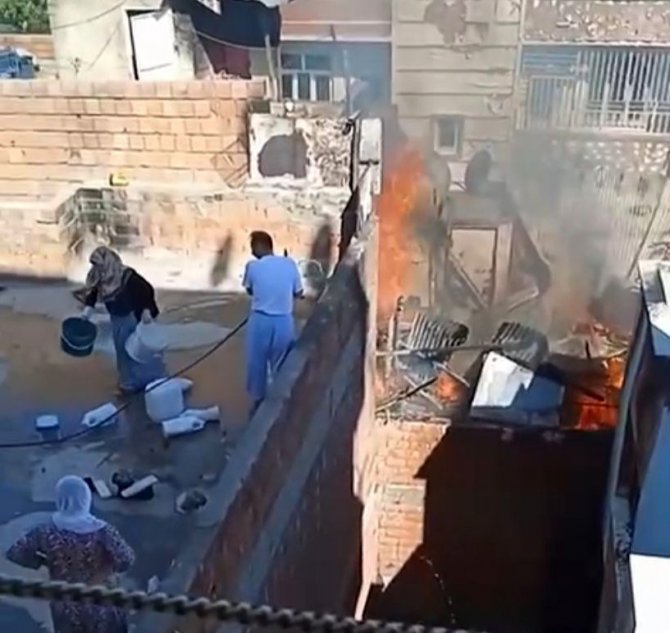 Çatıda Çıkan Yangına Damdan Su Kovalarıyla Müdahale Ettiler