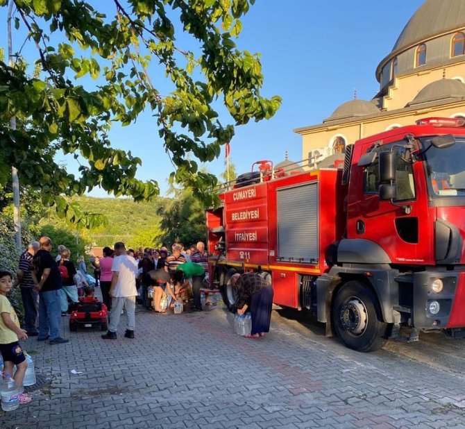 Cumayeri Belediyesinden Tonlarca Su