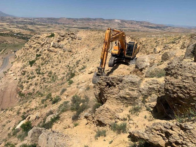 Köy Yollarında Risk Oluşturan Kayalar Temizleniyor