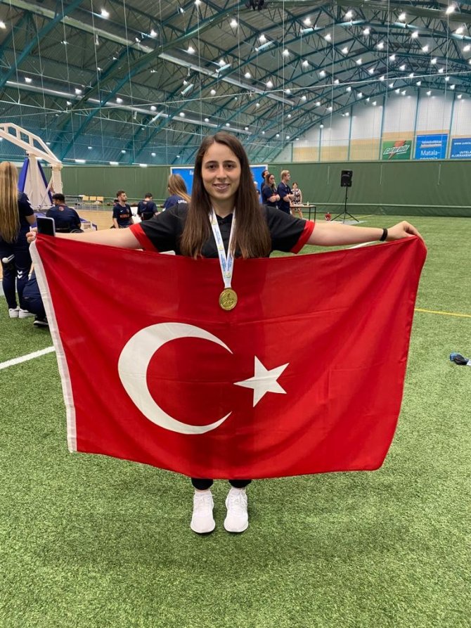 Denizlili Berfin Altın Madalyanın Sahibi Oldu
