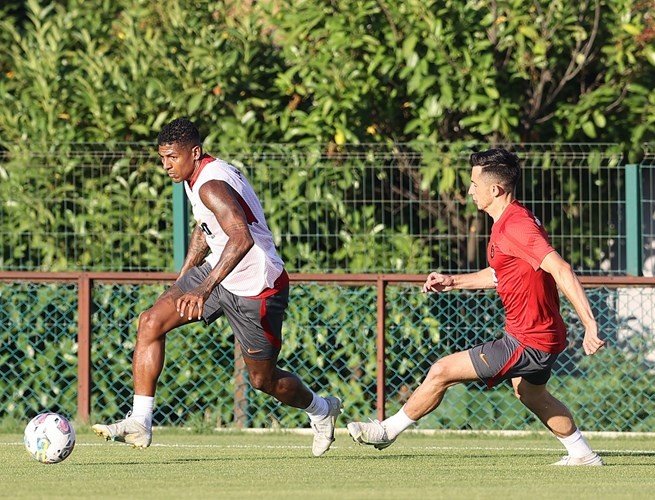 Galatasaray, Yeni Sezon Hazırlıklarını Çift Antrenmanla Sürdürdü