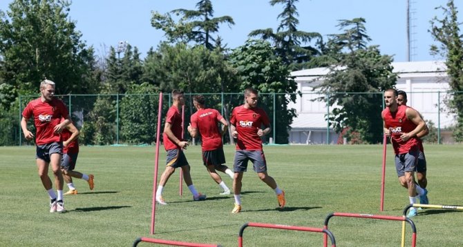 Galatasaray, Yeni Sezon Hazırlıklarını Çift Antrenmanla Sürdürdü