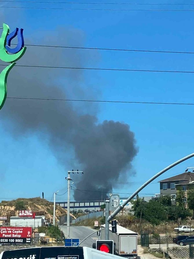 Tuzla Kimyacılar Sanayi Sitesi’nde Bulunan Bir Fabrikada Yangın Çıktı. Olay Yerine Çok Sayıda İtfaiye Ekibi Sevk Edildi.
