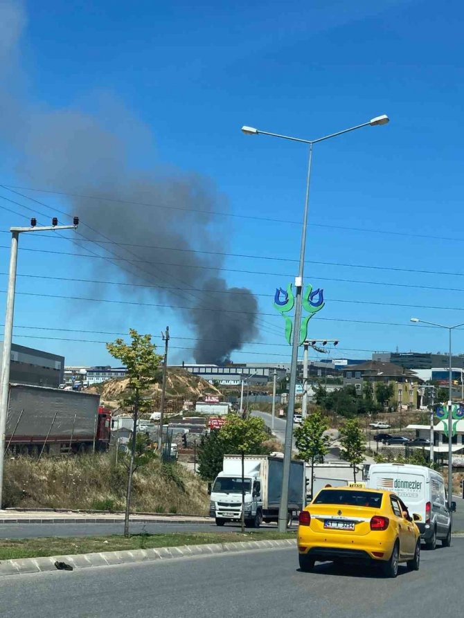 Tuzla Kimyacılar Sanayi Sitesi’nde Bulunan Bir Fabrikada Yangın Çıktı. Olay Yerine Çok Sayıda İtfaiye Ekibi Sevk Edildi.