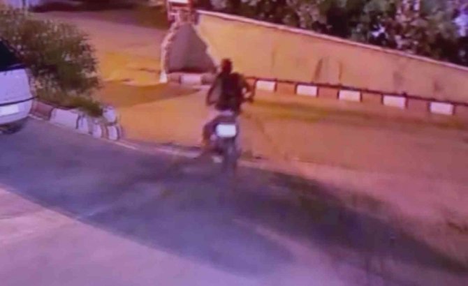 Rahat Tavırlarla Geldi, Bir Dakikada 10 Bin Tl’lik Motoru Çaldı