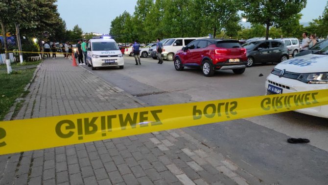 Restoran Önünde Vuruldu, Terliği Ve Arabasını Bırakıp Yaralı Halde Kaçtı
