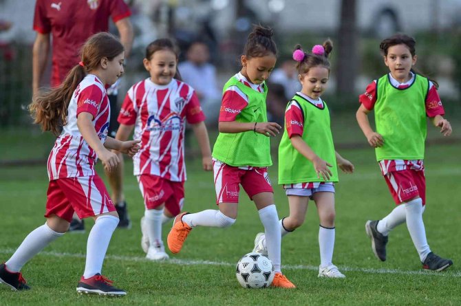 Bordo Beyaz Prensesler Sahaya İndi