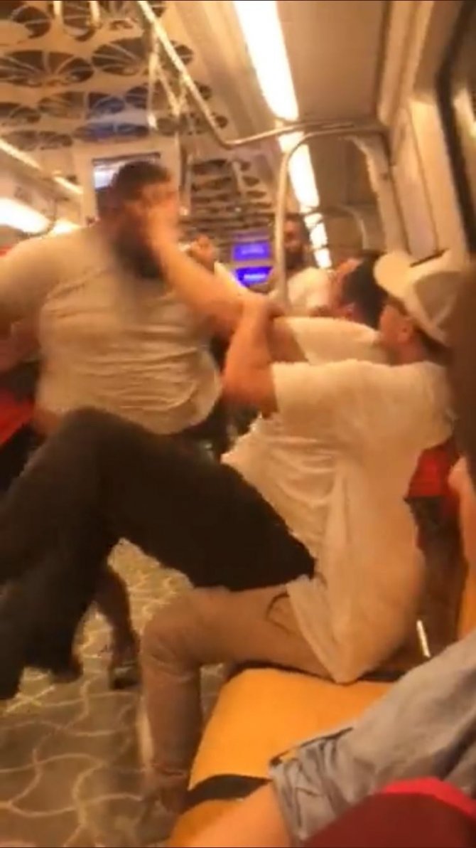 Kadıköy Metroda Alkol Kavgası: Yolcular Araya Girdi