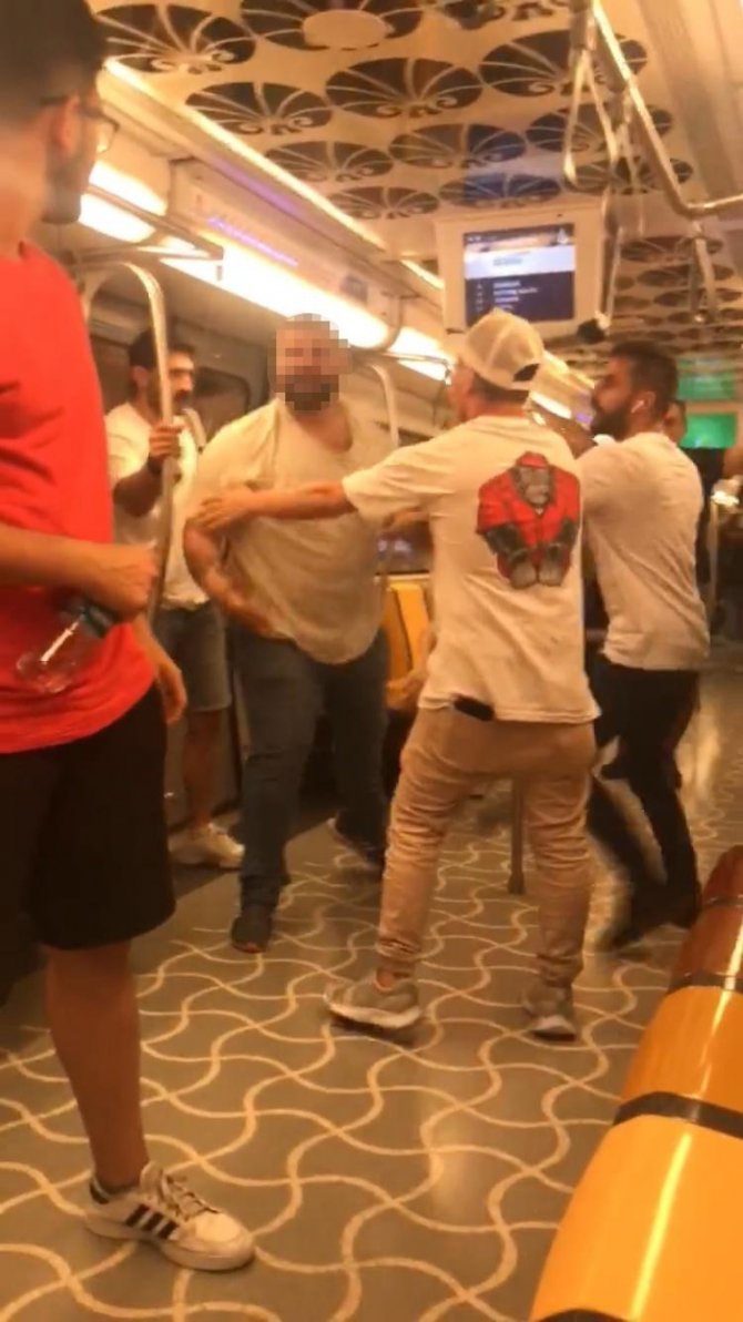Kadıköy Metroda Alkol Kavgası: Yolcular Araya Girdi