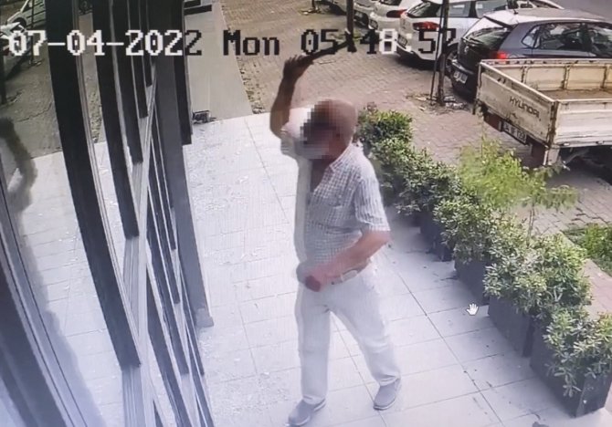 İ̇stanbul’da Çekiçli Eski Çalışan Dehşeti Kamerada: Ortalığı Savaş Alanına Çevirdi