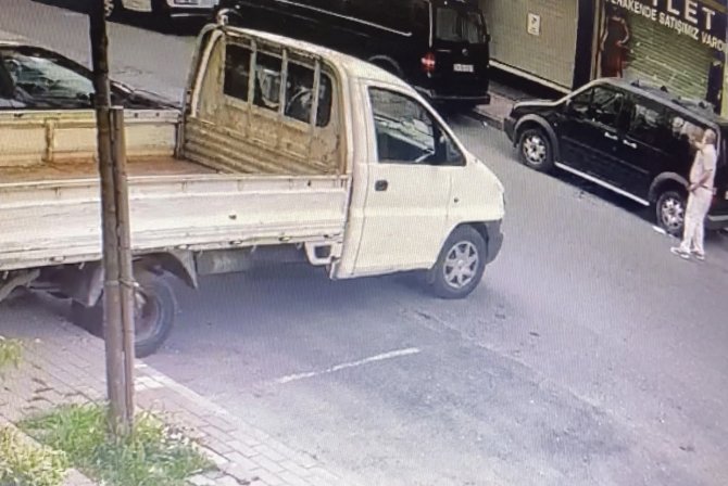 İ̇stanbul’da Çekiçli Eski Çalışan Dehşeti Kamerada: Ortalığı Savaş Alanına Çevirdi