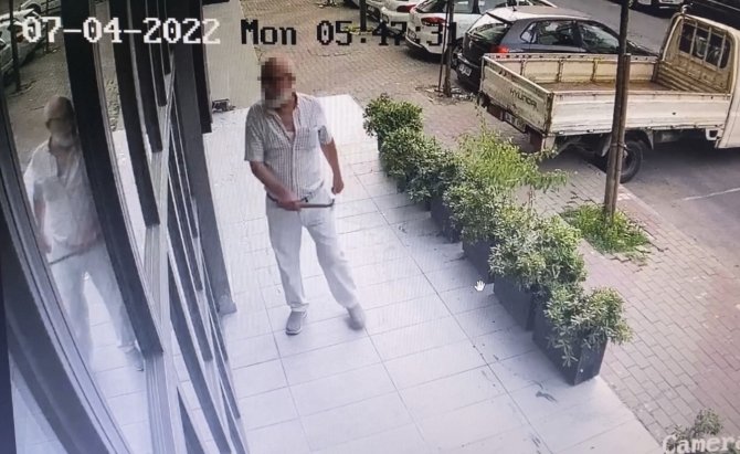 İ̇stanbul’da Çekiçli Eski Çalışan Dehşeti Kamerada: Ortalığı Savaş Alanına Çevirdi