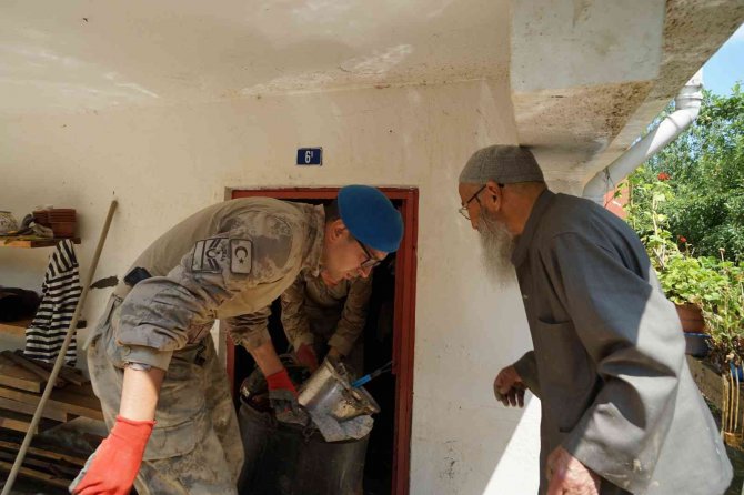 Jandarmanın Suya Atlayıp Boğulmaktan Kurtardığı Yaşlı Adam Gözyaşlarına Hakim Olamadı: