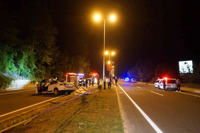 Kamyona Çarpan Otomobil Paramparça Oldu: 1 Ölü, 3 Yaralı