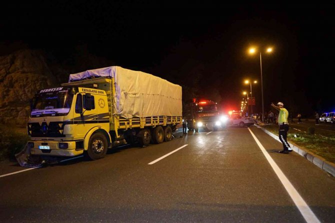 Kamyona Çarpan Otomobil Paramparça Oldu: 1 Ölü, 3 Yaralı