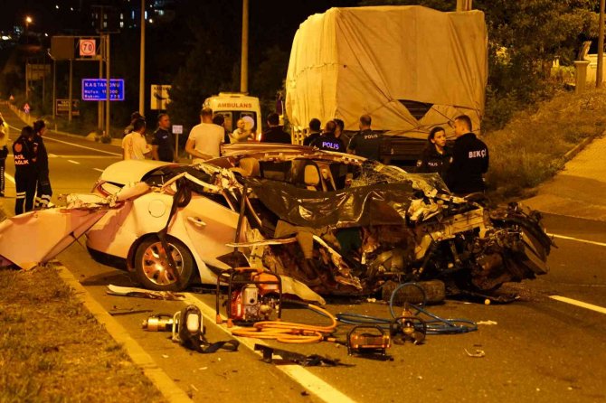 Kamyona Çarpan Otomobil Paramparça Oldu: 1 Ölü, 3 Yaralı