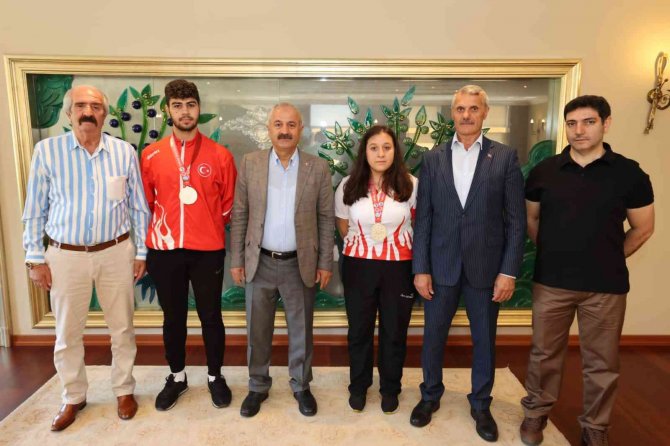 Başkan Büyükgöz, Başarılı Sporcuları Ödüllendirdi