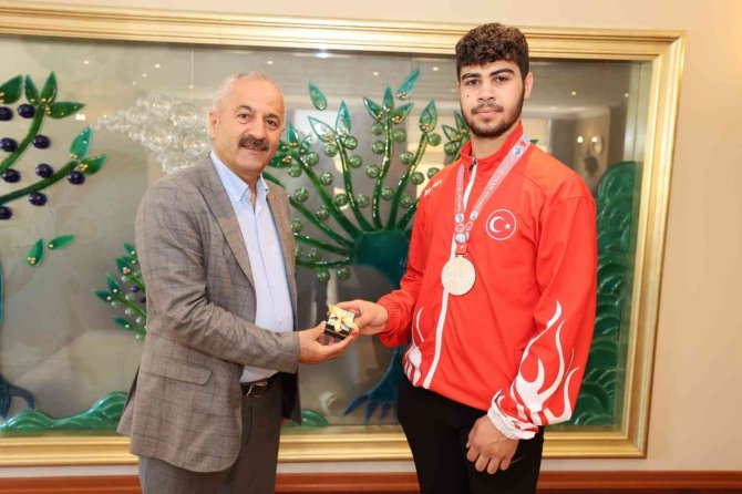 Başkan Büyükgöz, Başarılı Sporcuları Ödüllendirdi