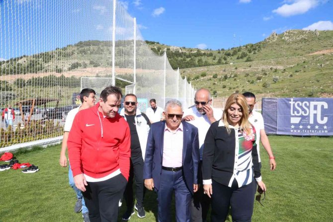 Başkan Büyükkılıç’tan Kayserispor Kampına Ziyaret