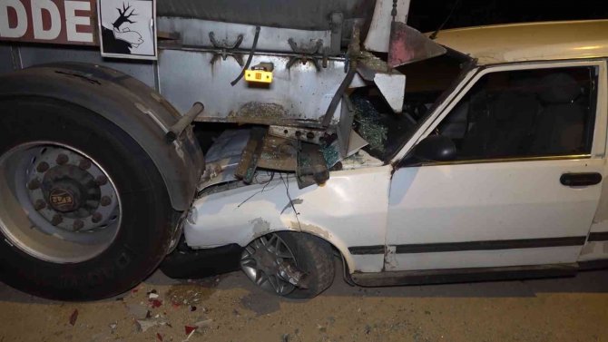 Kafa Kafaya Çarpıştılar, Savrulan Otomobil Akaryakıt Tankerinin Altına Girdi