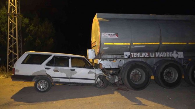 Kafa Kafaya Çarpıştılar, Savrulan Otomobil Akaryakıt Tankerinin Altına Girdi