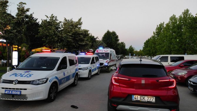 Restoran Önünde Vuruldu, Terliği Ve Arabasını Bırakıp Yaralı Halde Kaçtı