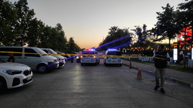 Restoran Önünde Vuruldu, Terliği Ve Arabasını Bırakıp Yaralı Halde Kaçtı
