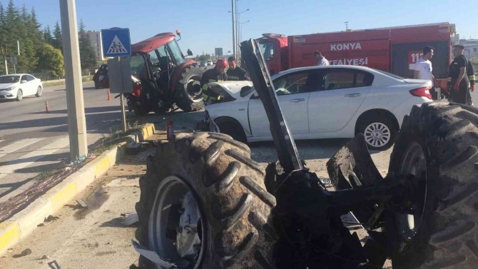 Otomobille Çarpışan Traktör İkiye Bölündü: 3 Yaralı