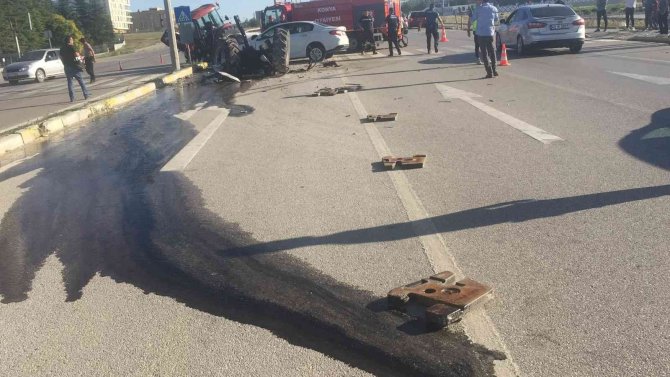 Otomobille Çarpışan Traktör İkiye Bölündü: 3 Yaralı