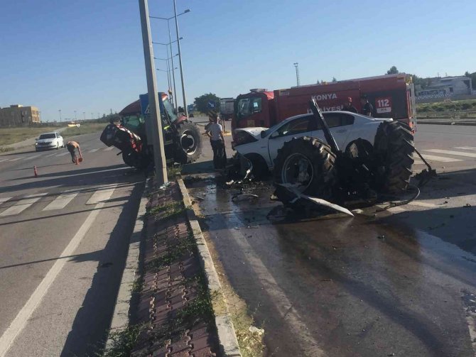 Otomobille Çarpışan Traktör İkiye Bölündü: 3 Yaralı