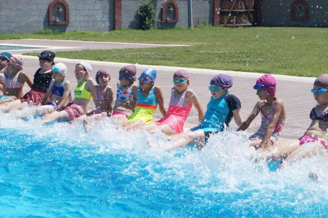 Kuyucak’ta Yüzme Bilmeyen Kalmayacak