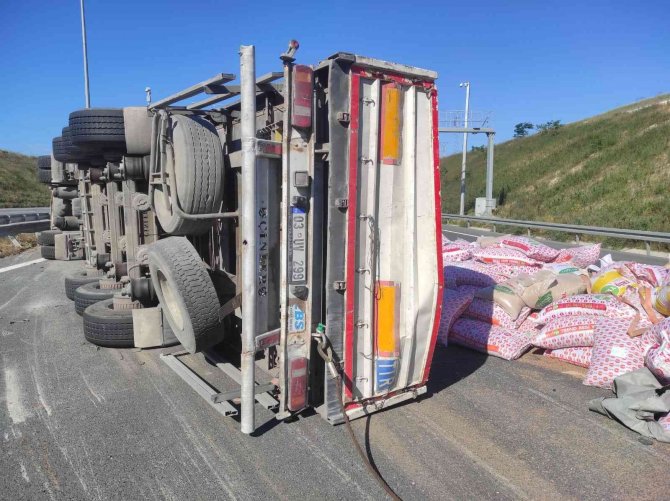 Kamyonetle Tır Çarpıştı, Tırdaki Yemler Yola Saçıldı