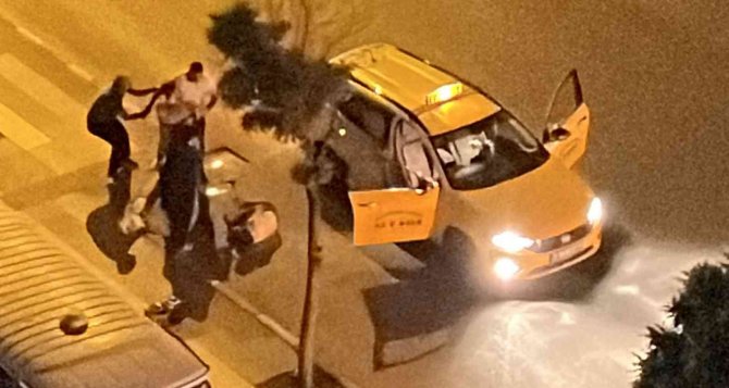 Önce Isırıp Darp Etti, Sonra Taksiyle Kaldırıma Çıkıp Ağaca Vurdu