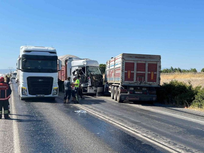 Manisa’da İki Tır Kafa Kafaya Çarpıştı: 1 Yaralı