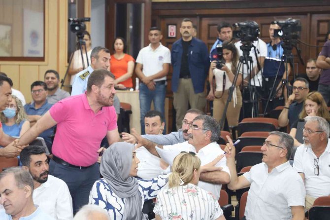 Akdeniz Belediye Meclisi’nde ’Pkk’ Gerginliği