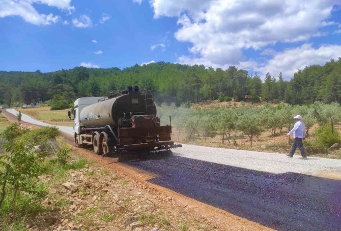 Menteşe’nin Kırsal Mahallelerinde Yol Çalışmaları Sürüyor