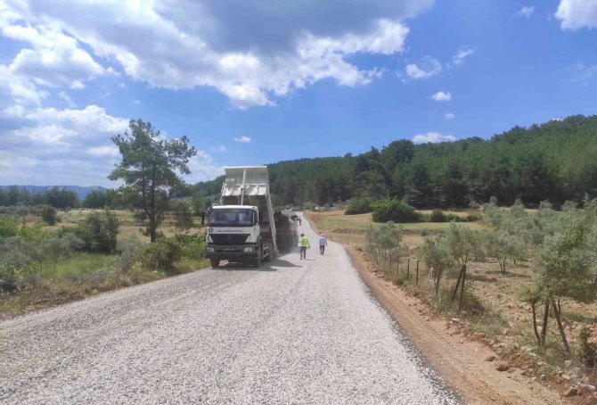 Menteşe’nin Kırsal Mahallelerinde Yol Çalışmaları Sürüyor