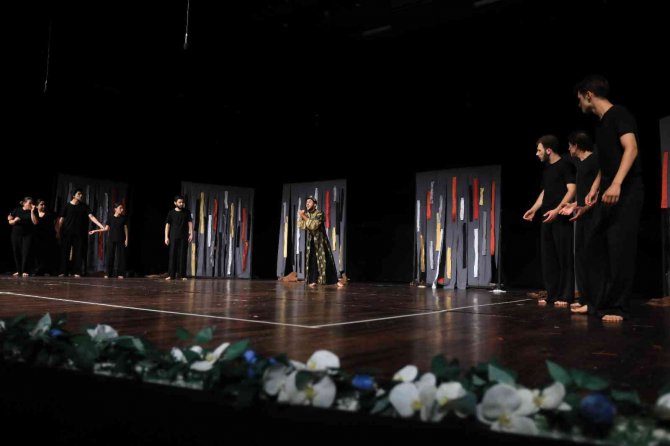 Tiyatro Öğrencileri Seyirciden Tam Not Aldı